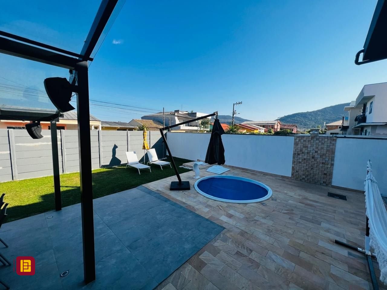 Casa de Condomínio com 350m², 7 quartos (sendo 3 suítes), 2 garagens, no bairro Rio Vermelho em Florianópolis