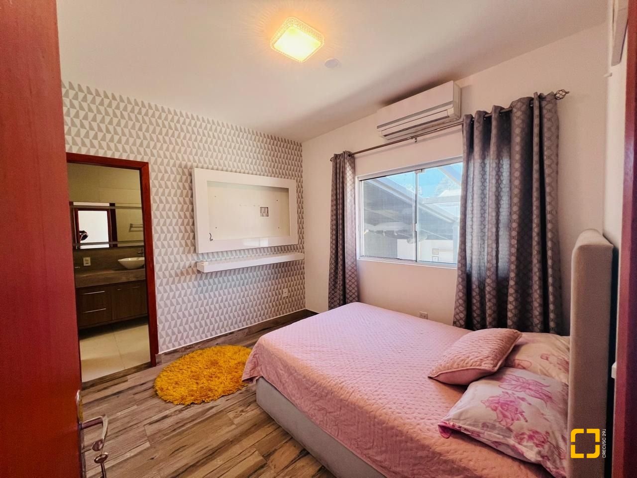 Casa de Condomínio com 350m², 7 quartos (sendo 3 suítes), 2 garagens, no bairro Rio Vermelho em Florianópolis