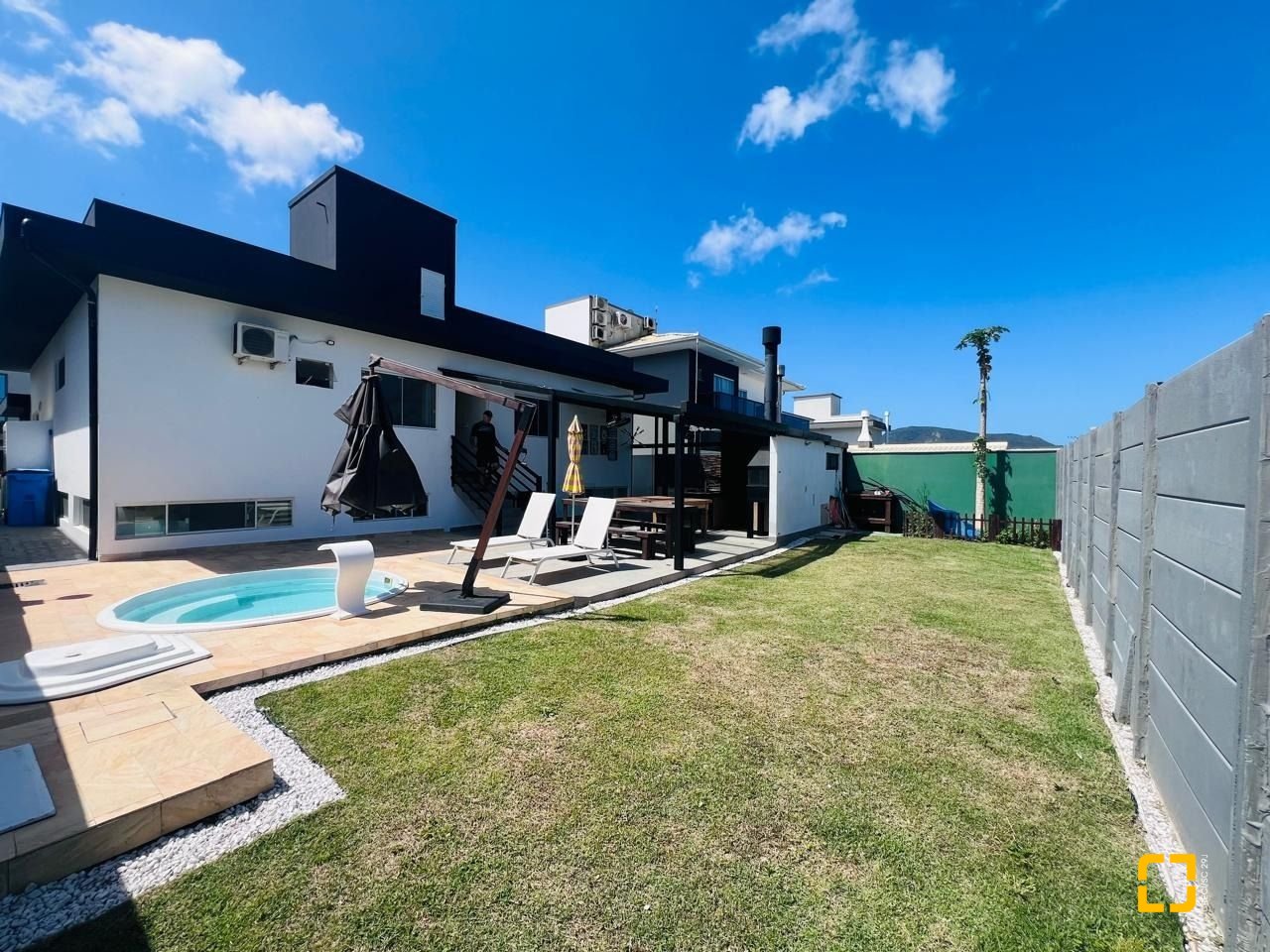Casa de Condomínio com 350m², 7 quartos (sendo 3 suítes), 2 garagens, no bairro Rio Vermelho em Florianópolis