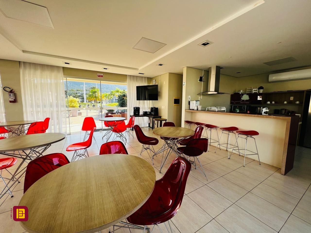 Casa de Condomínio com 350m², 7 quartos (sendo 3 suítes), 2 garagens, no bairro Rio Vermelho em Florianópolis