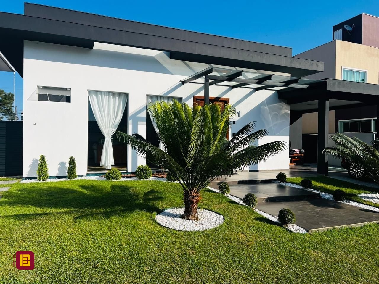 Casa de Condomínio com 350m², 7 quartos (sendo 3 suítes), 2 garagens, no bairro Rio Vermelho em Florianópolis