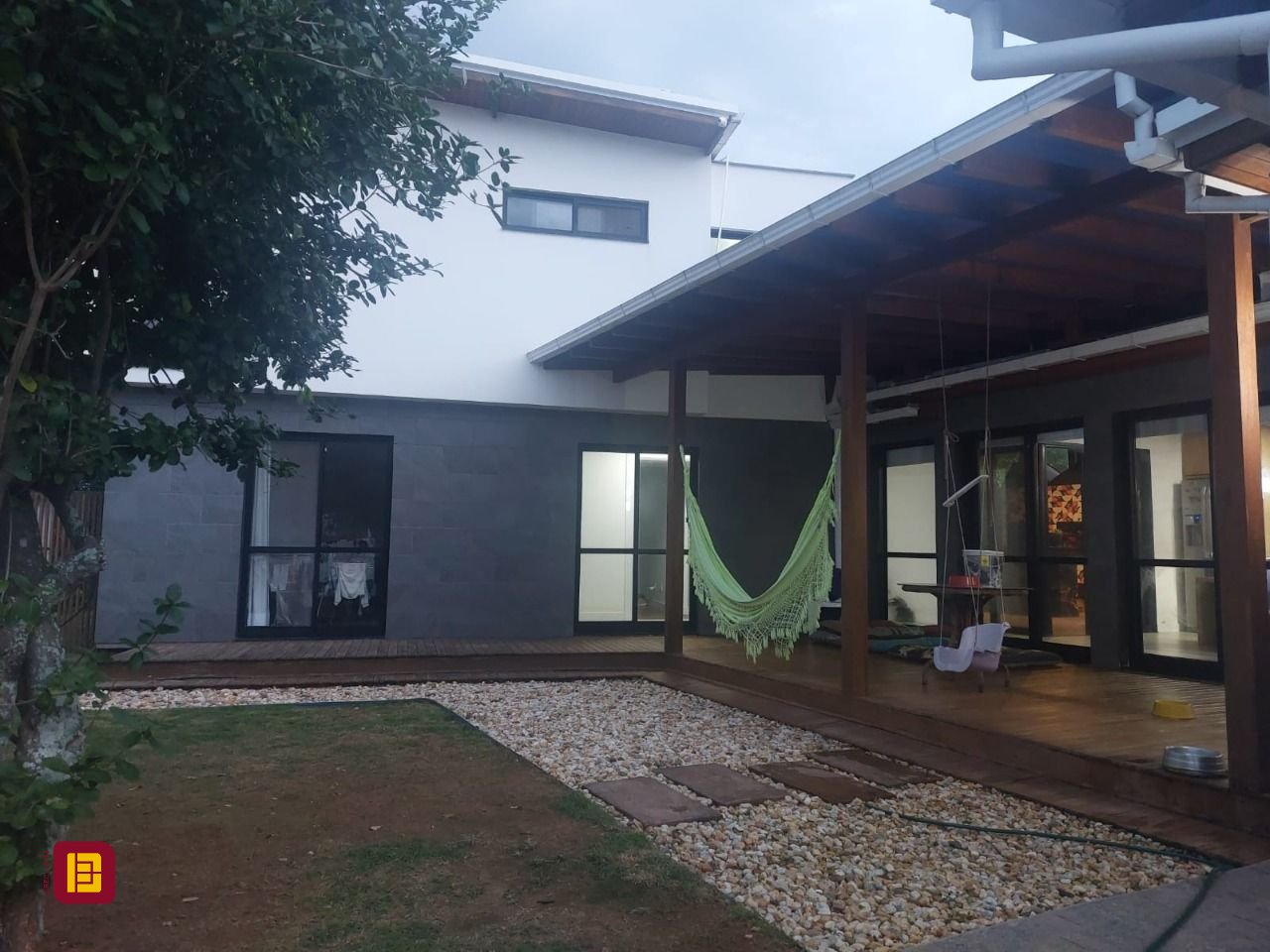 Casa de Condomínio com 265m², 4 quartos (sendo 4 suítes), 3 garagens, no bairro Morro das Pedras em Florianópolis