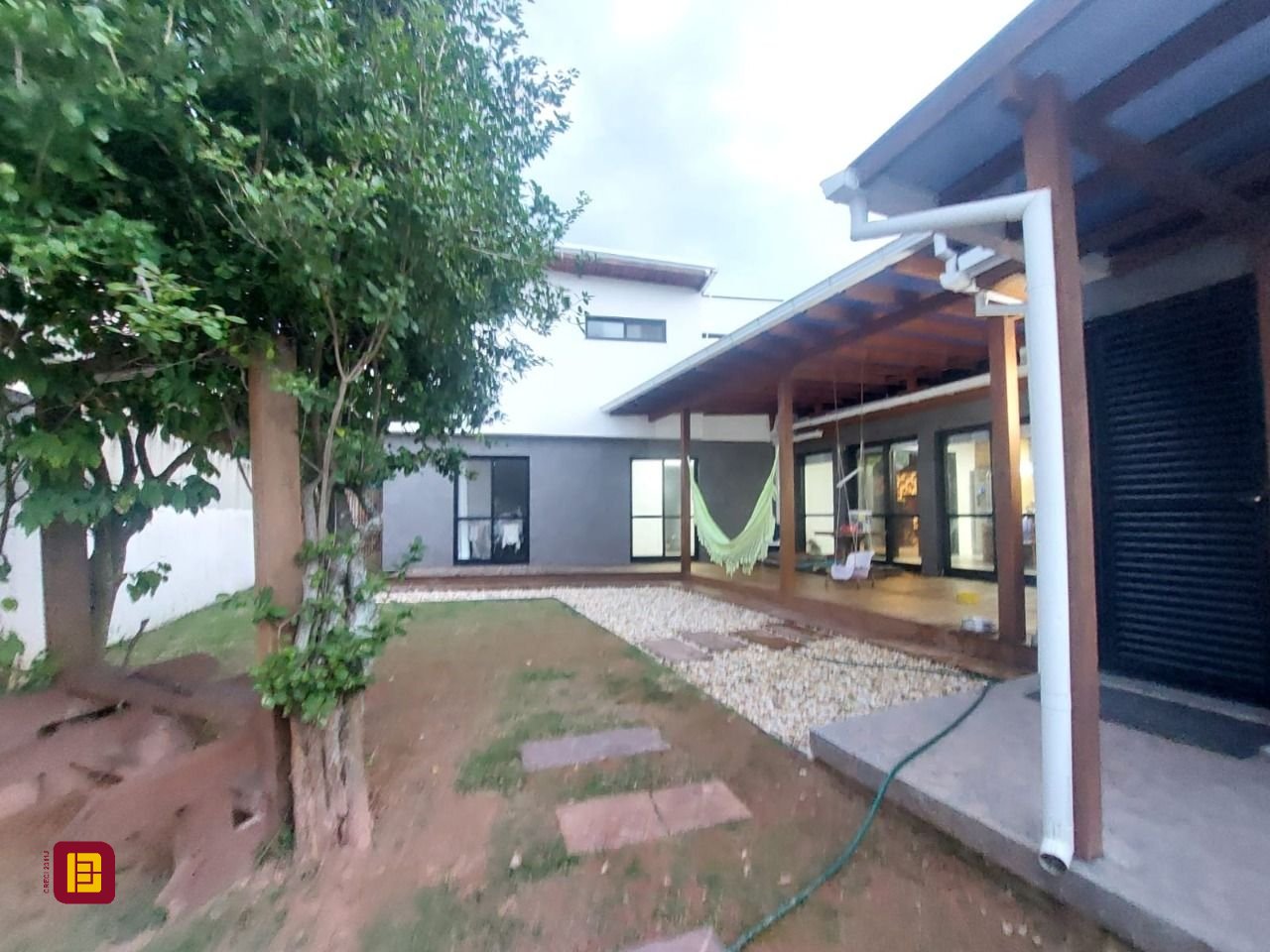Casa de Condomínio com 265m², 4 quartos (sendo 4 suítes), 3 garagens, no bairro Morro das Pedras em Florianópolis