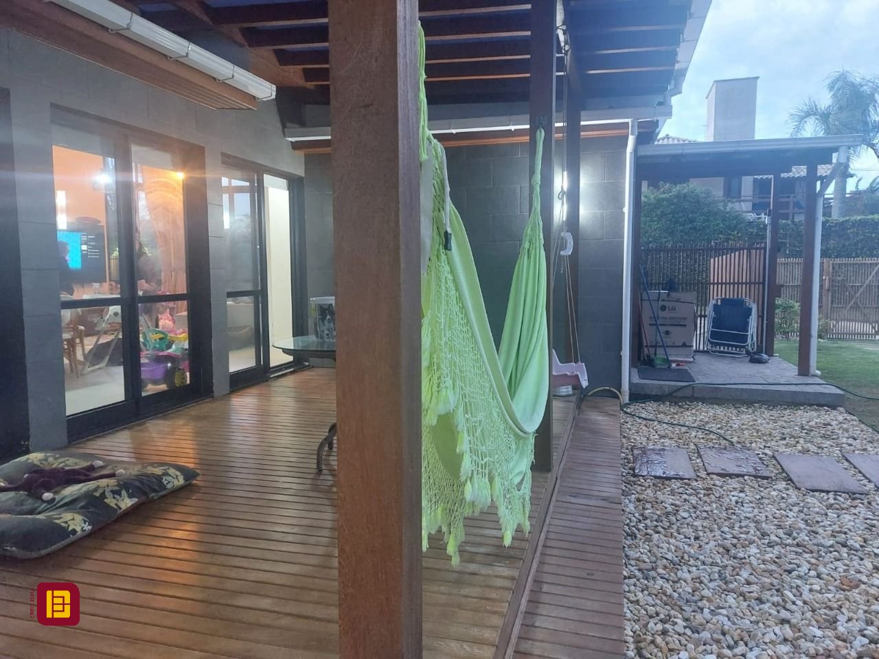 Casa de Condomínio com 265m², 4 quartos (sendo 4 suítes), 3 garagens, no bairro Morro das Pedras em Florianópolis