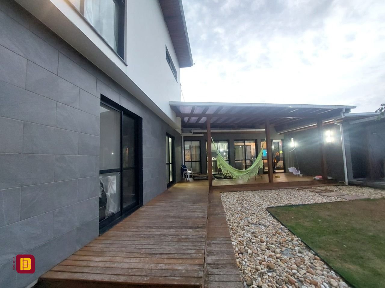 Casa de Condomínio com 265m², 4 quartos (sendo 4 suítes), 3 garagens, no bairro Morro das Pedras em Florianópolis