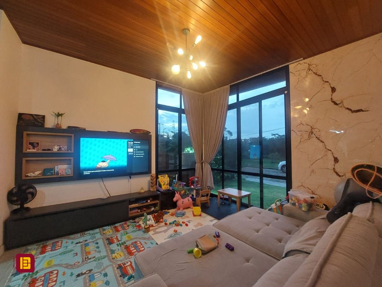 Casa de Condomínio com 265m², 4 quartos (sendo 4 suítes), 3 garagens, no bairro Morro das Pedras em Florianópolis