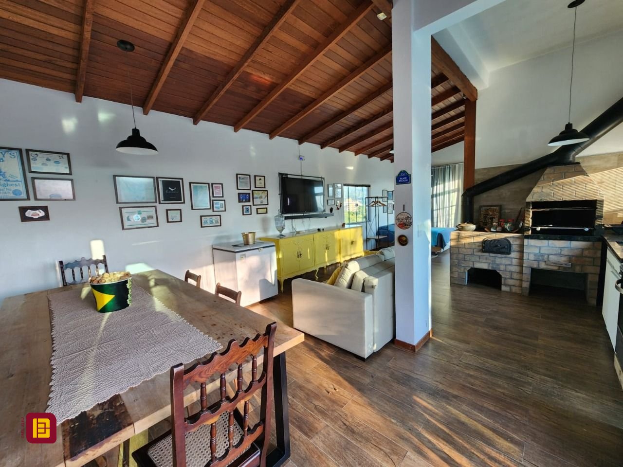 Casa com 264m², 5 quartos (sendo 1 suíte), 4 garagens, no bairro Itacorubi em Florianópolis