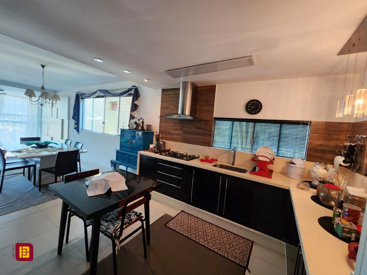 Casa com 264m², 5 quartos (sendo 1 suíte), 4 garagens, no bairro Itacorubi em Florianópolis