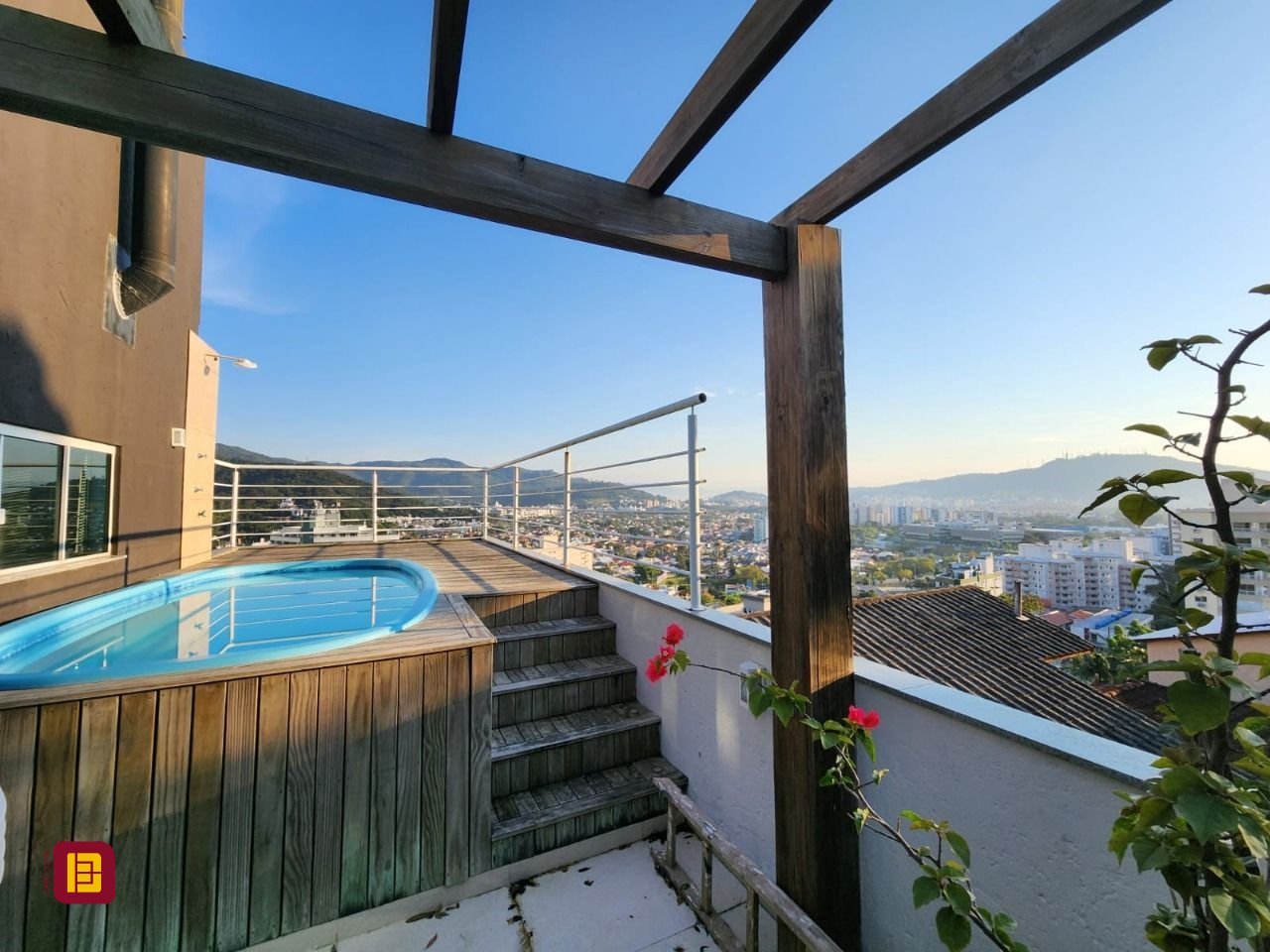 Casa com 264m², 5 quartos (sendo 1 suíte), 4 garagens, no bairro Itacorubi em Florianópolis