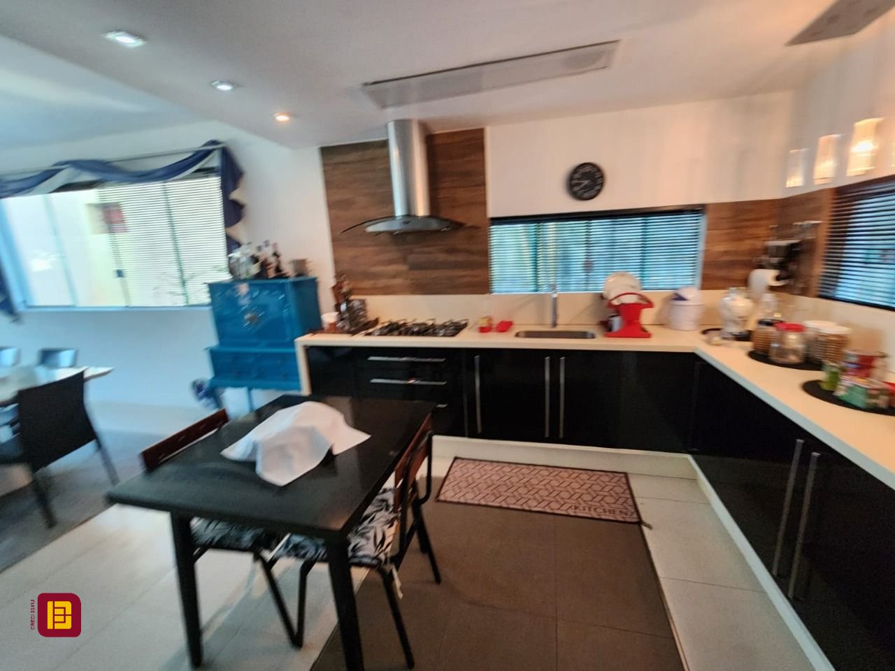 Casa com 264m², 5 quartos (sendo 1 suíte), 4 garagens, no bairro Itacorubi em Florianópolis