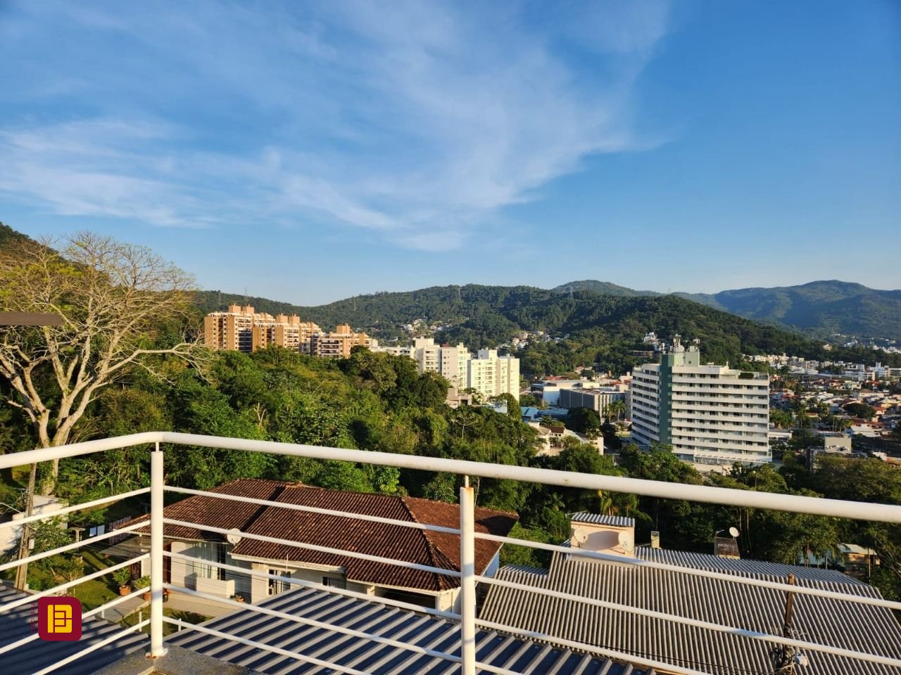 Casa com 264m², 5 quartos (sendo 1 suíte), 4 garagens, no bairro Itacorubi em Florianópolis