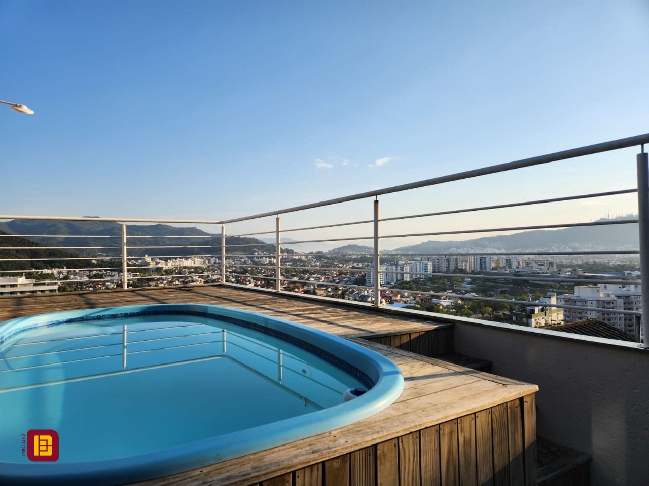 Casa com 264m², 5 quartos (sendo 1 suíte), 4 garagens, no bairro Itacorubi em Florianópolis