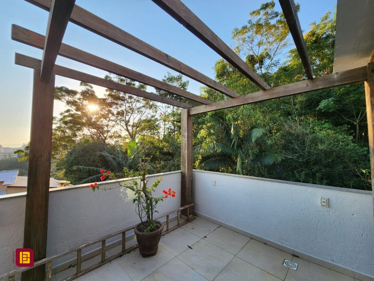 Casa com 264m², 5 quartos (sendo 1 suíte), 4 garagens, no bairro Itacorubi em Florianópolis