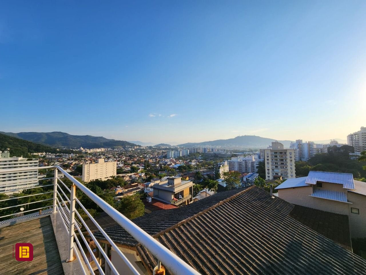 Casa com 264m², 5 quartos (sendo 1 suíte), 4 garagens, no bairro Itacorubi em Florianópolis