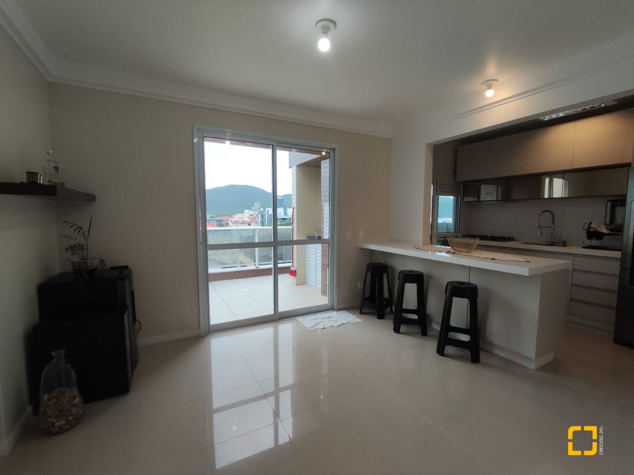Cobertura com 95m², 2 quartos (sendo 1 suíte), 2 garagens, no bairro Açores em Florianópolis