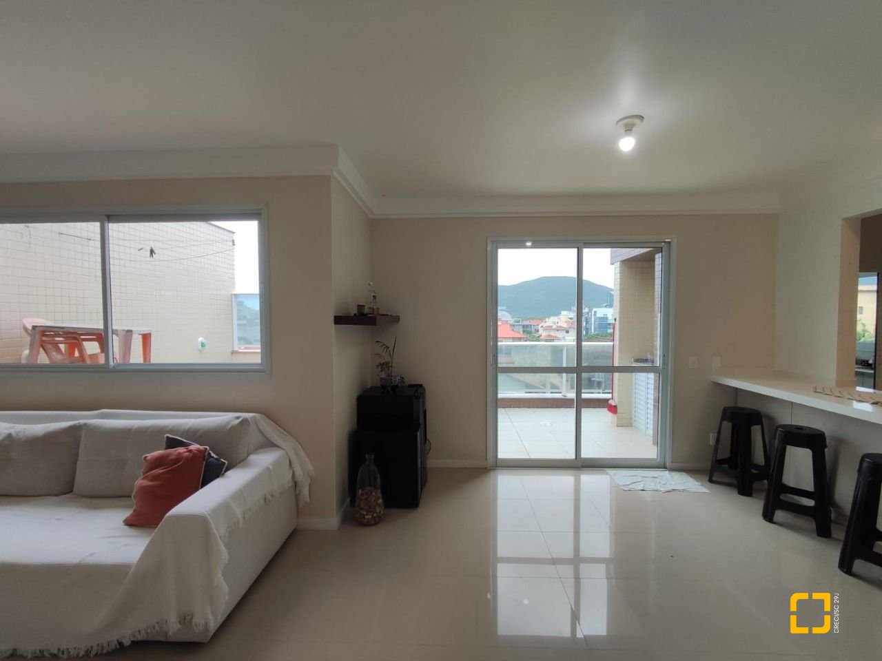 Cobertura com 95m², 2 quartos (sendo 1 suíte), 2 garagens, no bairro Açores em Florianópolis