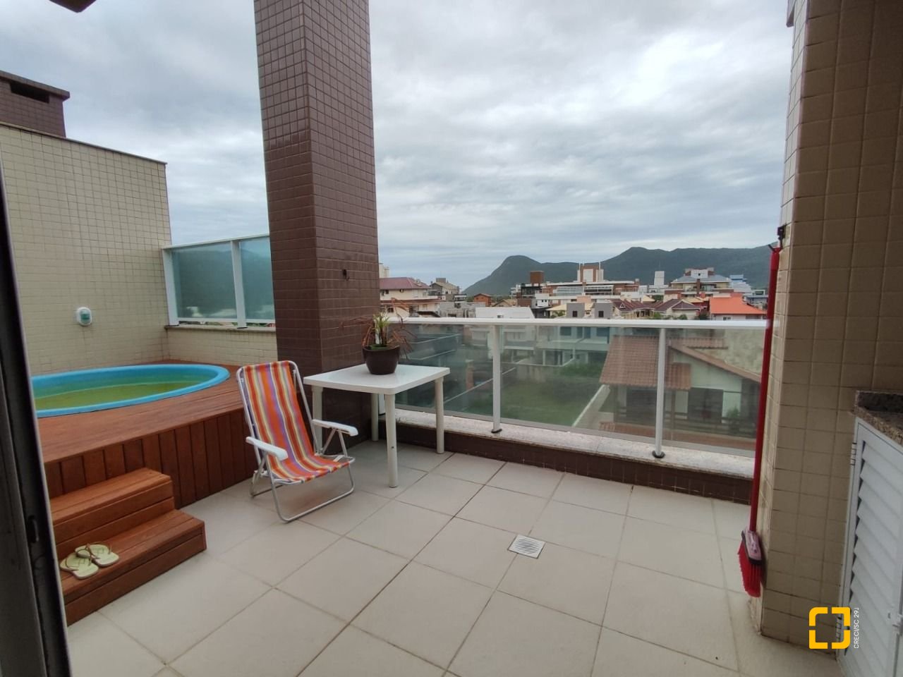 Cobertura com 95m², 2 quartos (sendo 1 suíte), 2 garagens, no bairro Açores em Florianópolis