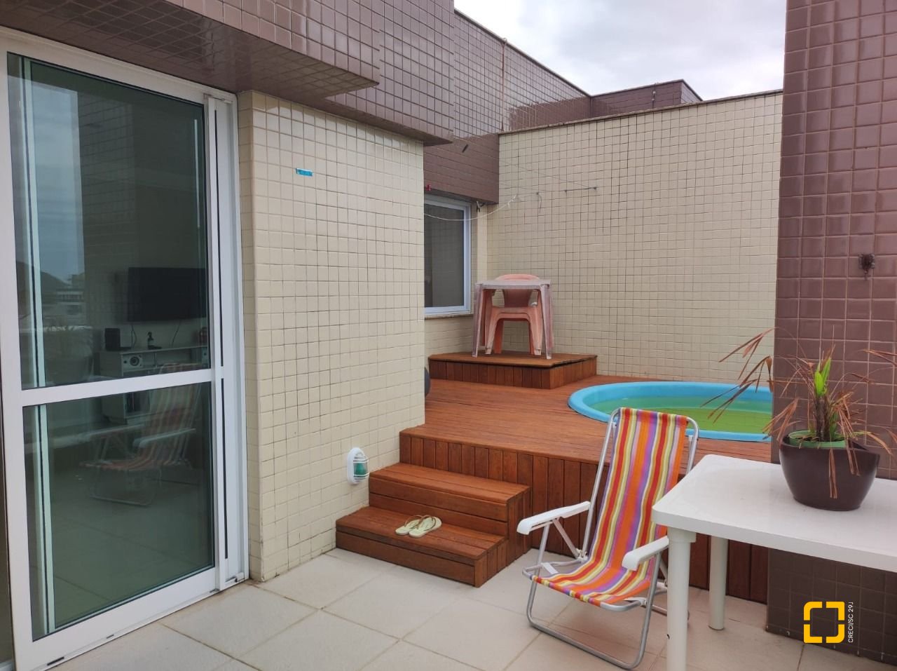 Cobertura com 95m², 2 quartos (sendo 1 suíte), 2 garagens, no bairro Açores em Florianópolis