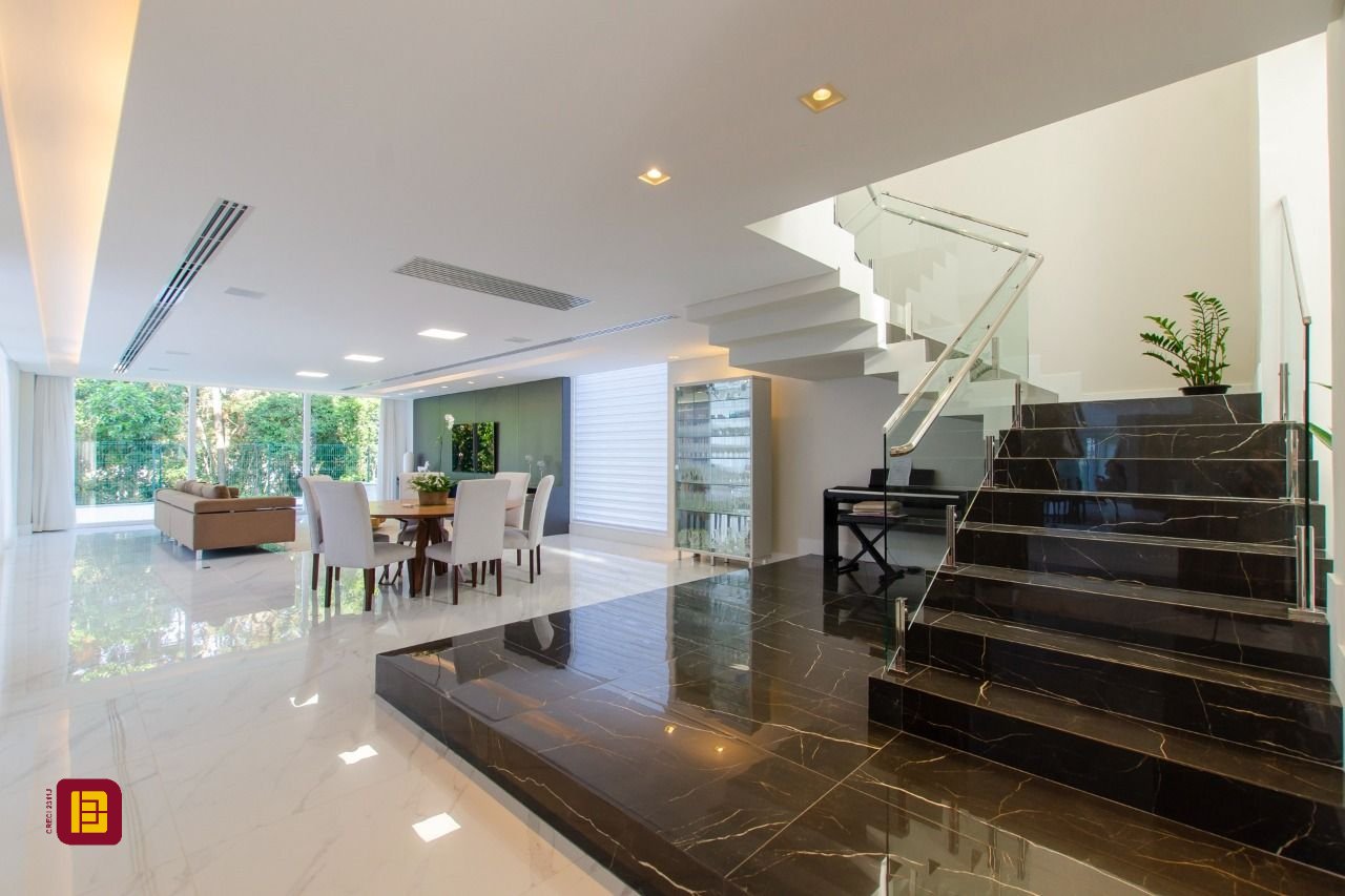 Casa de Condomínio com 942m², 6 quartos (sendo 5 suítes), 4 garagens, no bairro Cacupé em Florianópolis