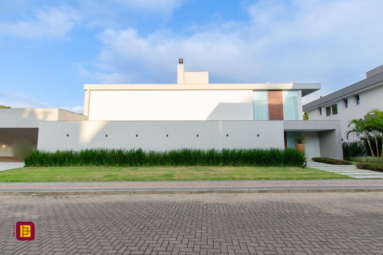 Casa de Condomínio com 942m², 6 quartos (sendo 5 suítes), 4 garagens, no bairro Cacupé em Florianópolis