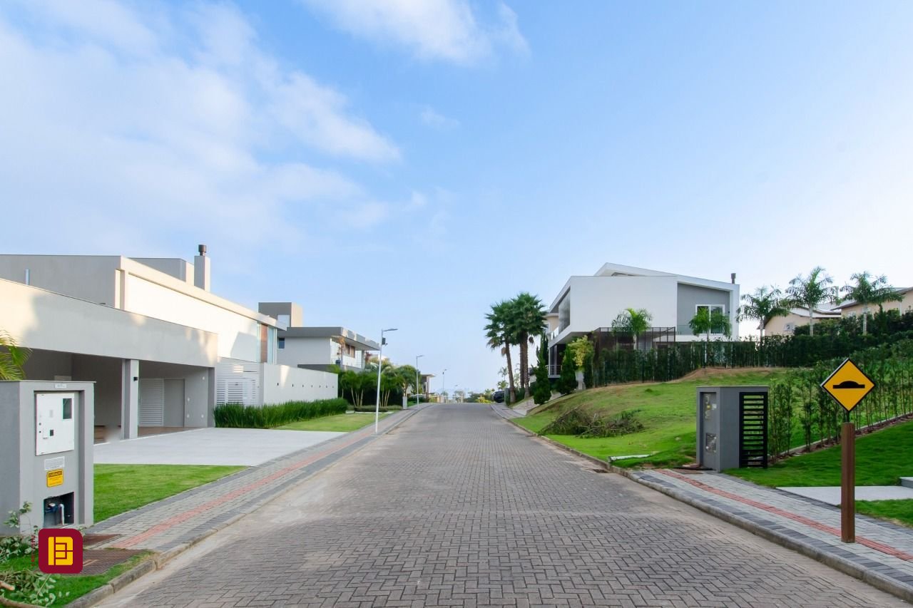Casa de Condomínio com 942m², 6 quartos (sendo 5 suítes), 4 garagens, no bairro Cacupé em Florianópolis