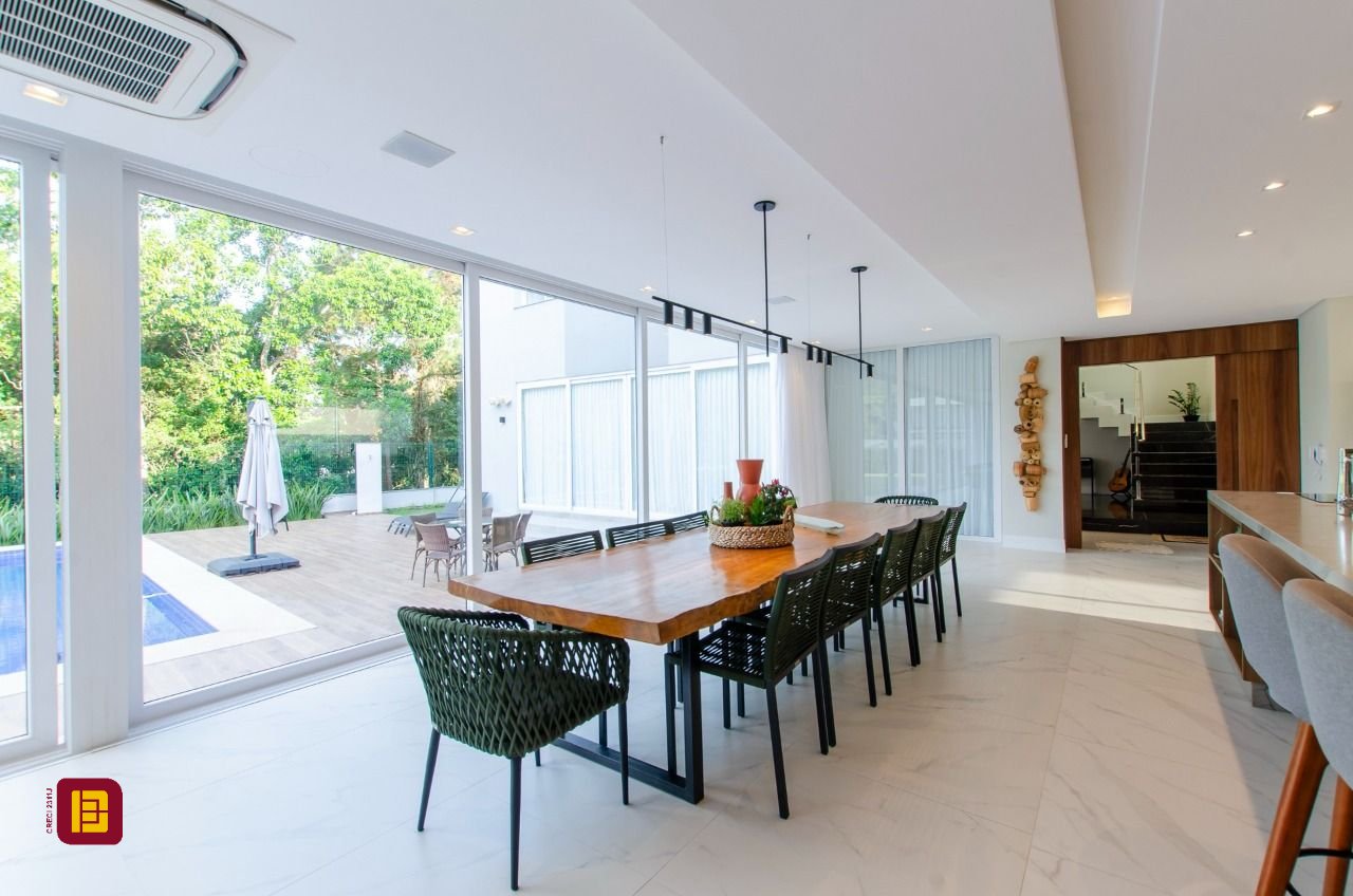 Casa de Condomínio com 942m², 6 quartos (sendo 5 suítes), 4 garagens, no bairro Cacupé em Florianópolis