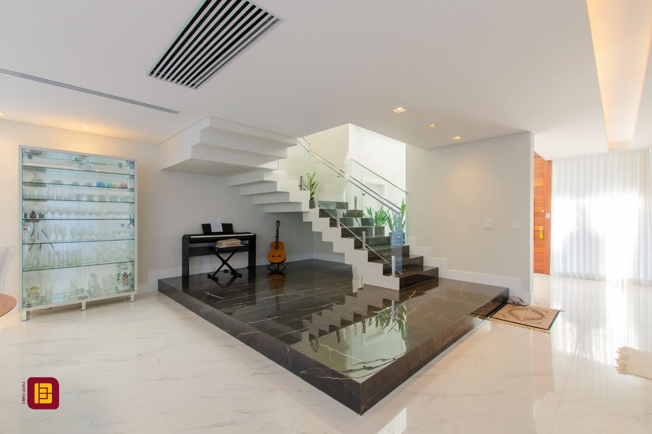 Casa de Condomínio com 942m², 6 quartos (sendo 5 suítes), 4 garagens, no bairro Cacupé em Florianópolis