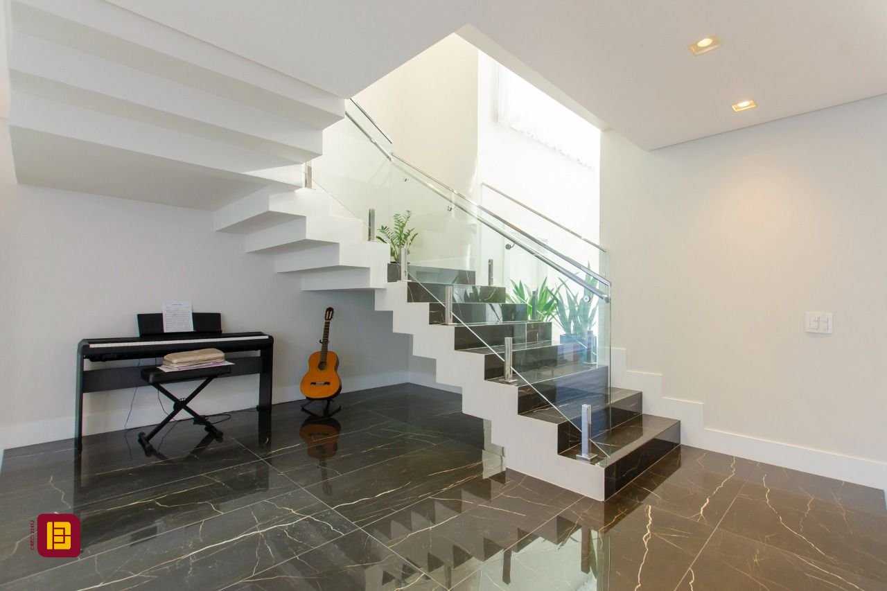 Casa de Condomínio com 942m², 6 quartos (sendo 5 suítes), 4 garagens, no bairro Cacupé em Florianópolis