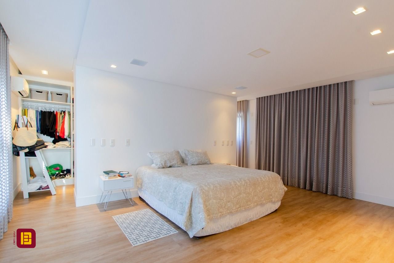Casa de Condomínio com 942m², 6 quartos (sendo 5 suítes), 4 garagens, no bairro Cacupé em Florianópolis