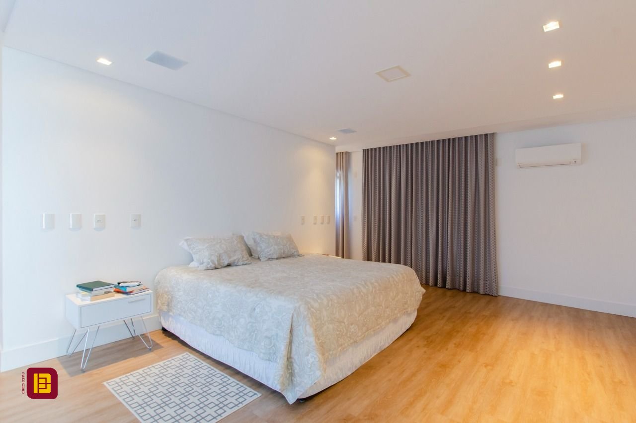 Casa de Condomínio com 942m², 6 quartos (sendo 5 suítes), 4 garagens, no bairro Cacupé em Florianópolis