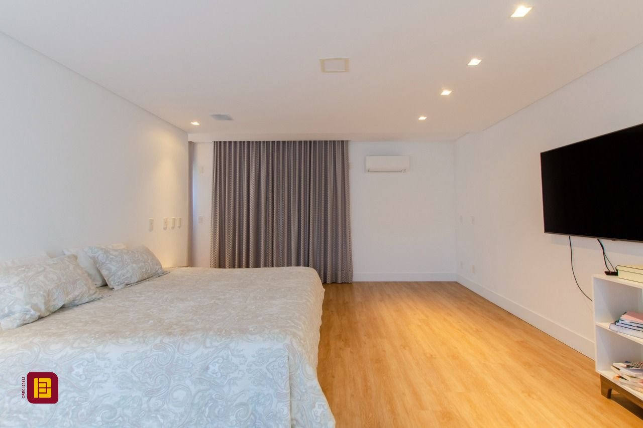 Casa de Condomínio com 942m², 6 quartos (sendo 5 suítes), 4 garagens, no bairro Cacupé em Florianópolis