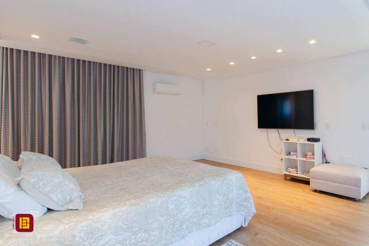 Casa de Condomínio com 942m², 6 quartos (sendo 5 suítes), 4 garagens, no bairro Cacupé em Florianópolis