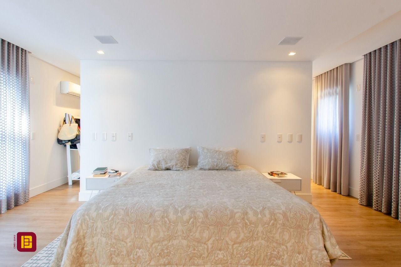 Casa de Condomínio com 942m², 6 quartos (sendo 5 suítes), 4 garagens, no bairro Cacupé em Florianópolis