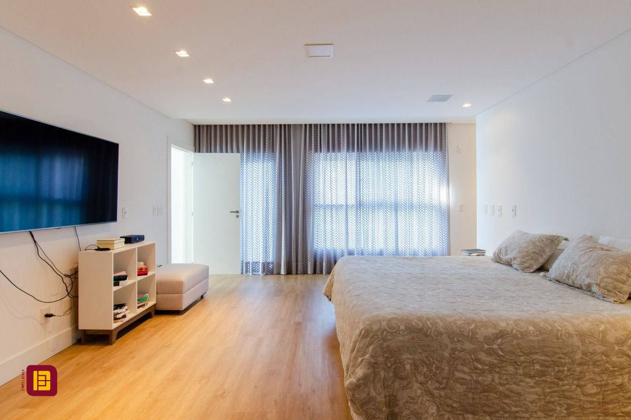 Casa de Condomínio com 942m², 6 quartos (sendo 5 suítes), 4 garagens, no bairro Cacupé em Florianópolis
