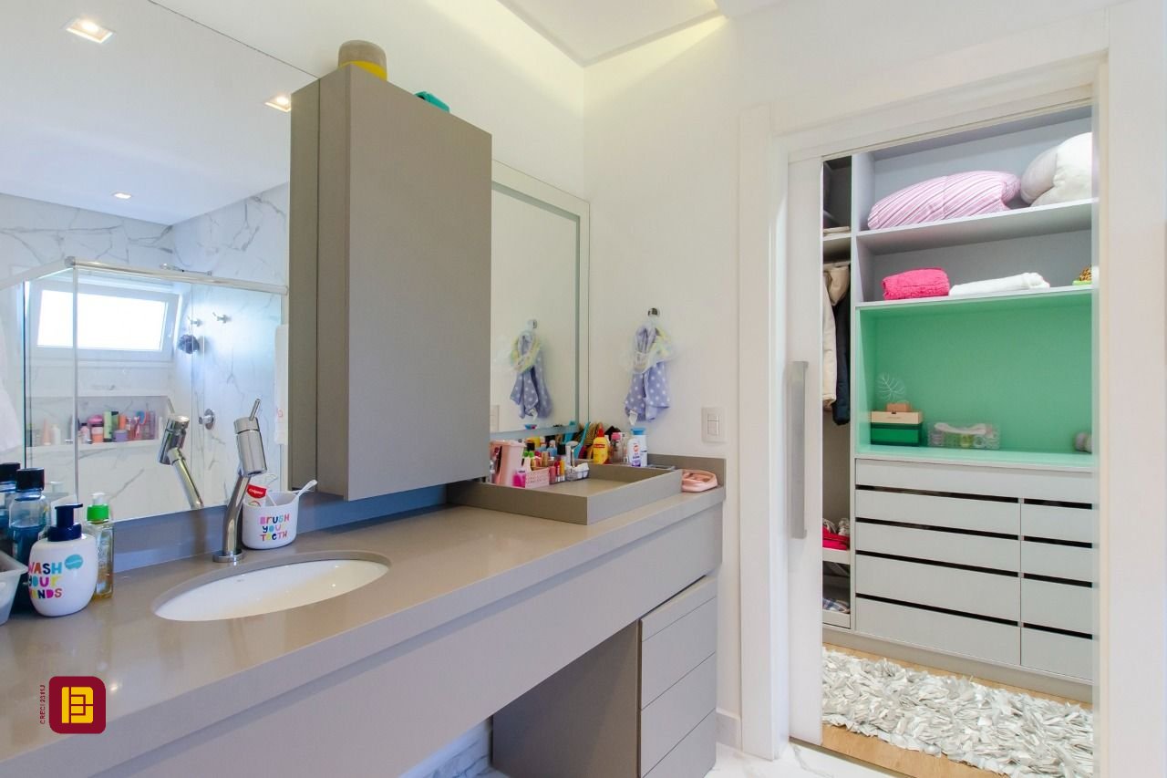 Casa de Condomínio com 942m², 6 quartos (sendo 5 suítes), 4 garagens, no bairro Cacupé em Florianópolis