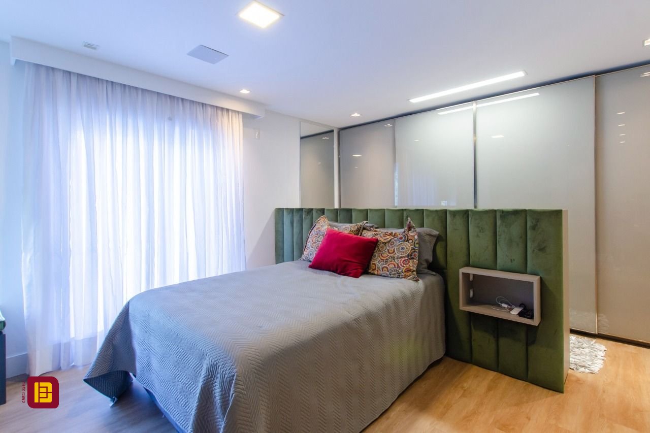 Casa de Condomínio com 942m², 6 quartos (sendo 5 suítes), 4 garagens, no bairro Cacupé em Florianópolis