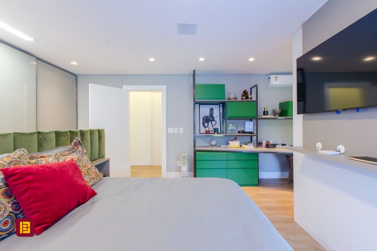 Casa de Condomínio com 942m², 6 quartos (sendo 5 suítes), 4 garagens, no bairro Cacupé em Florianópolis