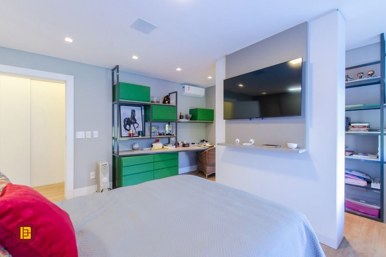 Casa de Condomínio com 942m², 6 quartos (sendo 5 suítes), 4 garagens, no bairro Cacupé em Florianópolis