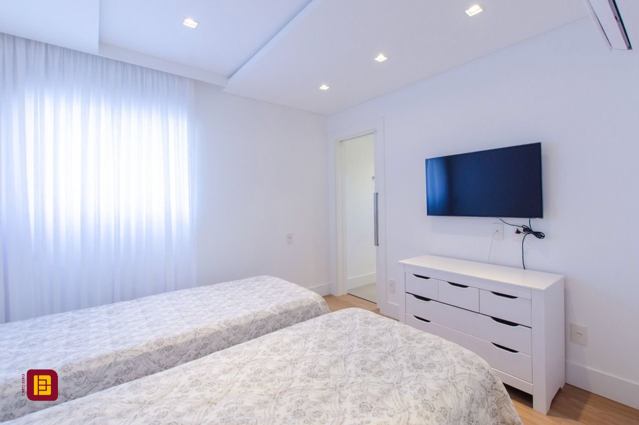 Casa de Condomínio com 942m², 6 quartos (sendo 5 suítes), 4 garagens, no bairro Cacupé em Florianópolis