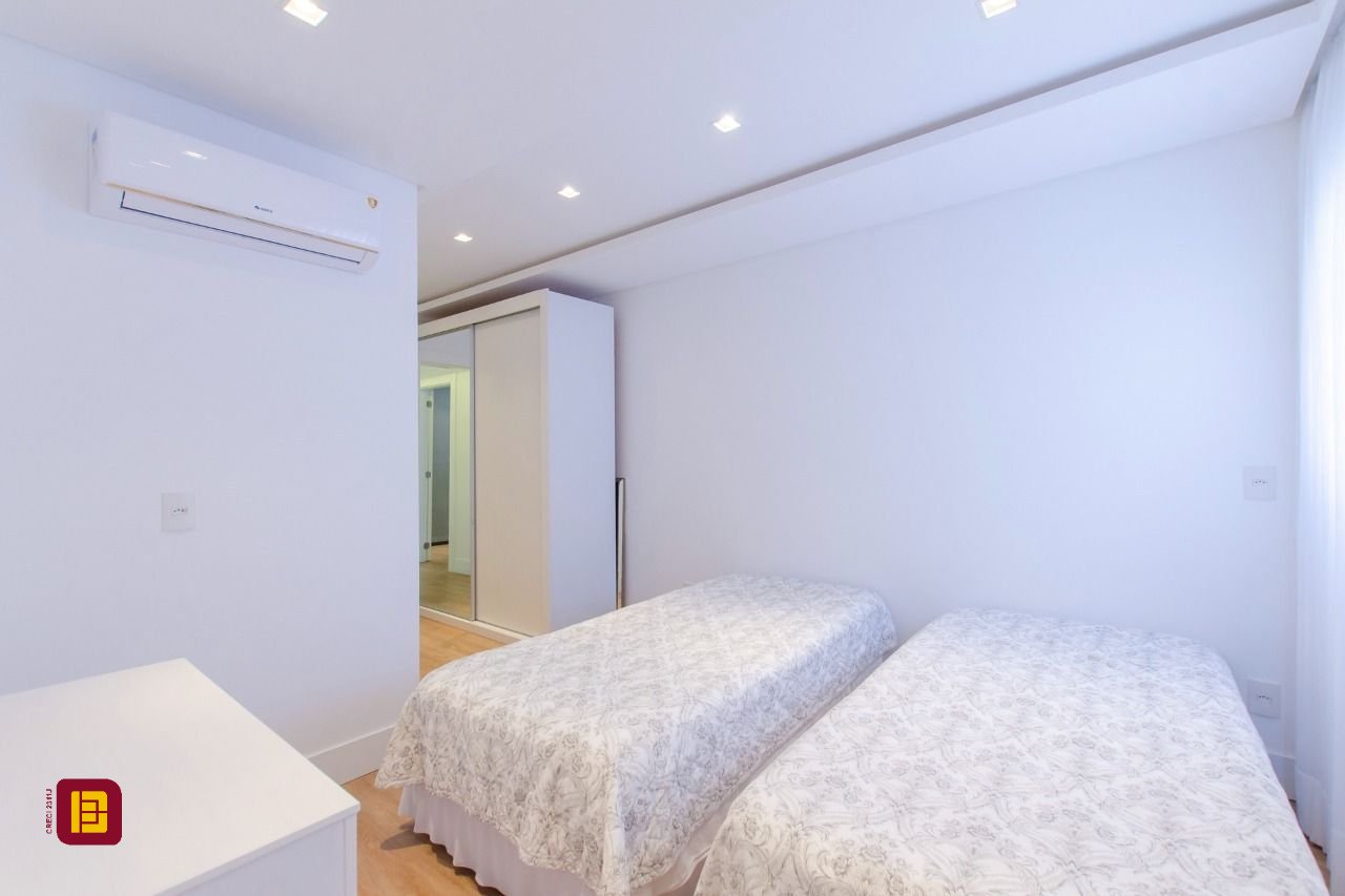 Casa de Condomínio com 942m², 6 quartos (sendo 5 suítes), 4 garagens, no bairro Cacupé em Florianópolis