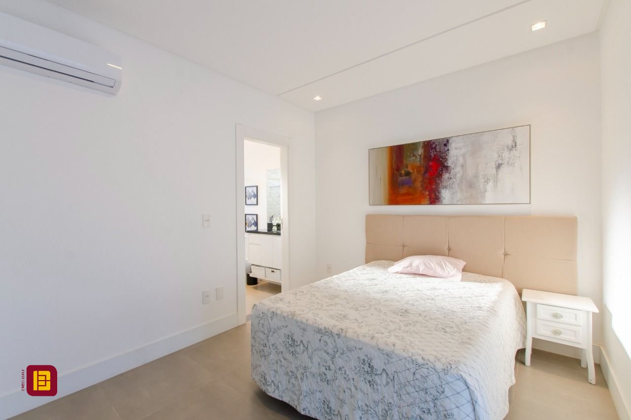 Casa de Condomínio com 942m², 6 quartos (sendo 5 suítes), 4 garagens, no bairro Cacupé em Florianópolis