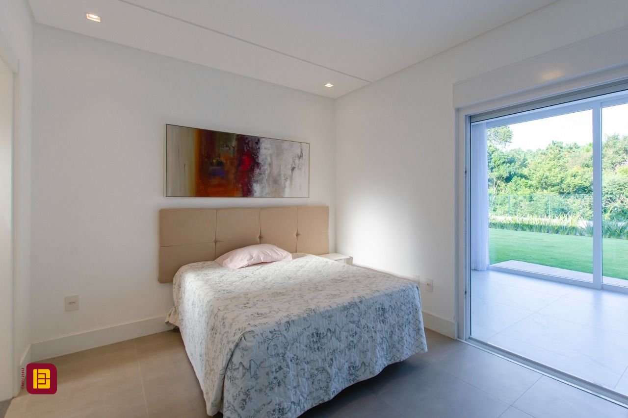 Casa de Condomínio com 942m², 6 quartos (sendo 5 suítes), 4 garagens, no bairro Cacupé em Florianópolis