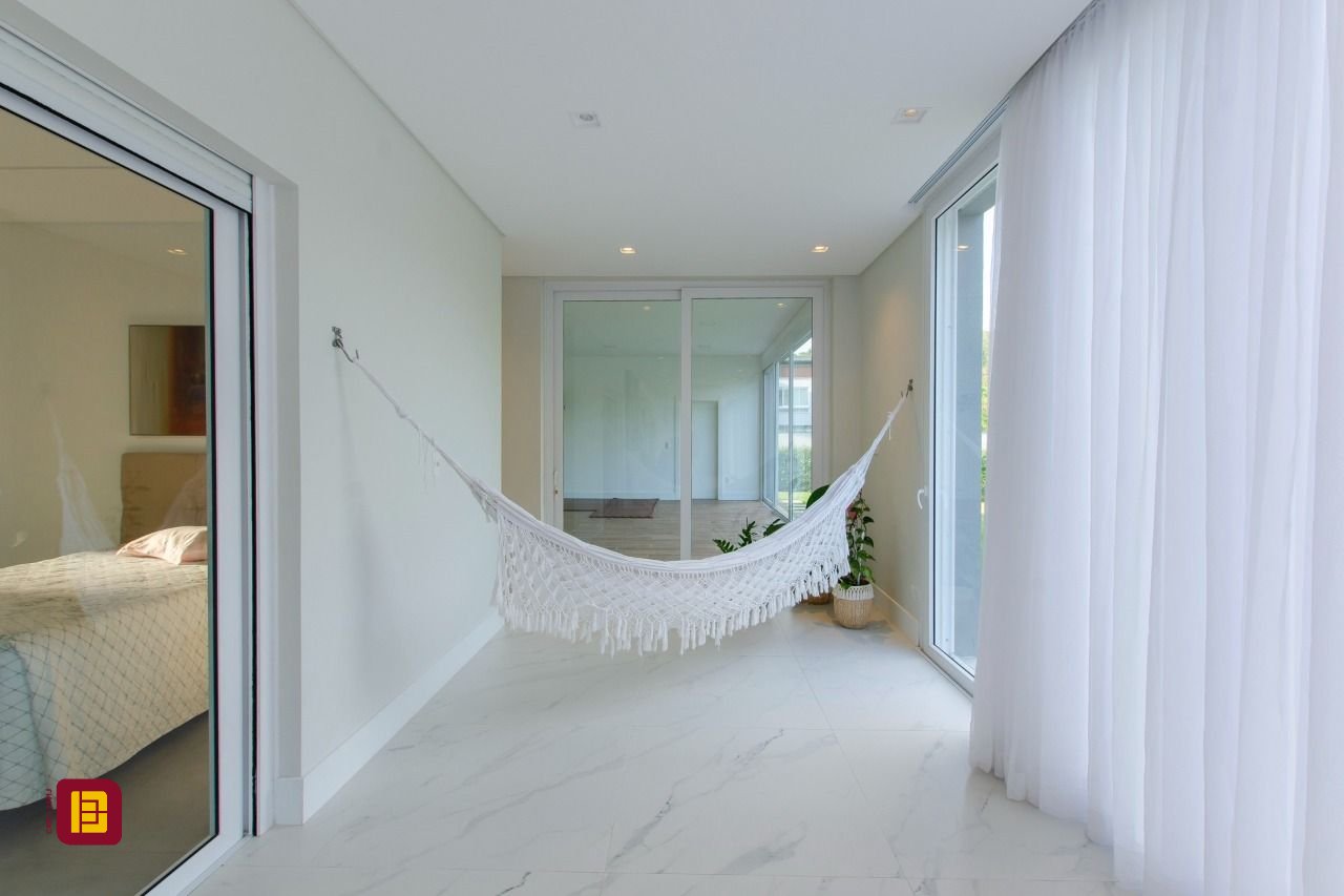 Casa de Condomínio com 942m², 6 quartos (sendo 5 suítes), 4 garagens, no bairro Cacupé em Florianópolis