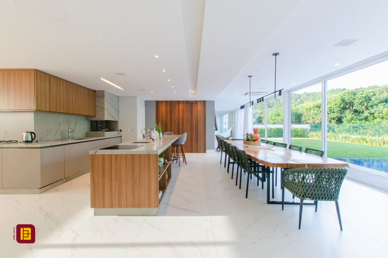 Casa de Condomínio com 942m², 6 quartos (sendo 5 suítes), 4 garagens, no bairro Cacupé em Florianópolis