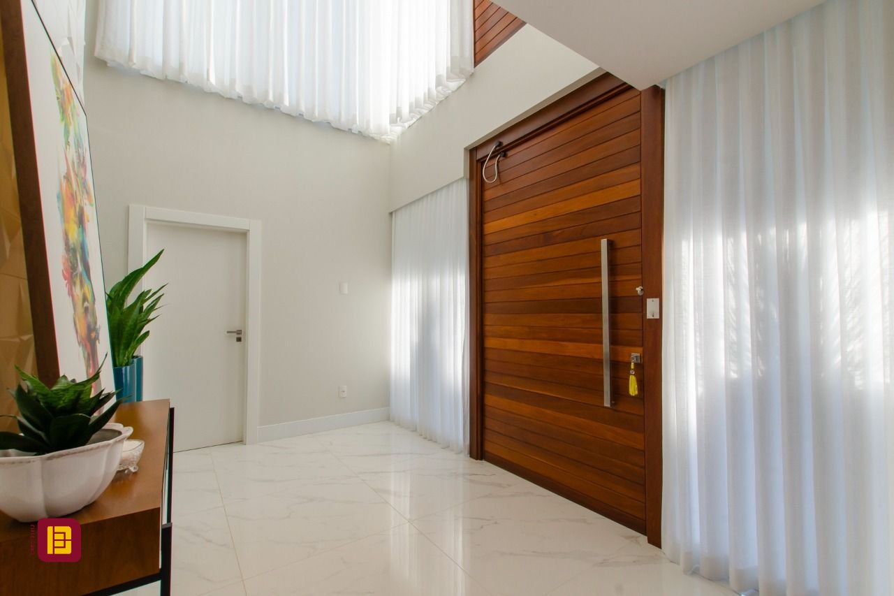 Casa de Condomínio com 942m², 6 quartos (sendo 5 suítes), 4 garagens, no bairro Cacupé em Florianópolis