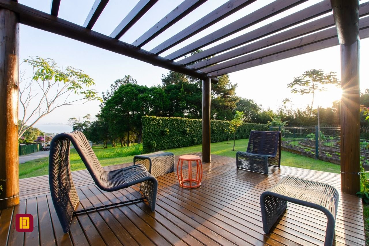Casa de Condomínio com 942m², 6 quartos (sendo 5 suítes), 4 garagens, no bairro Cacupé em Florianópolis