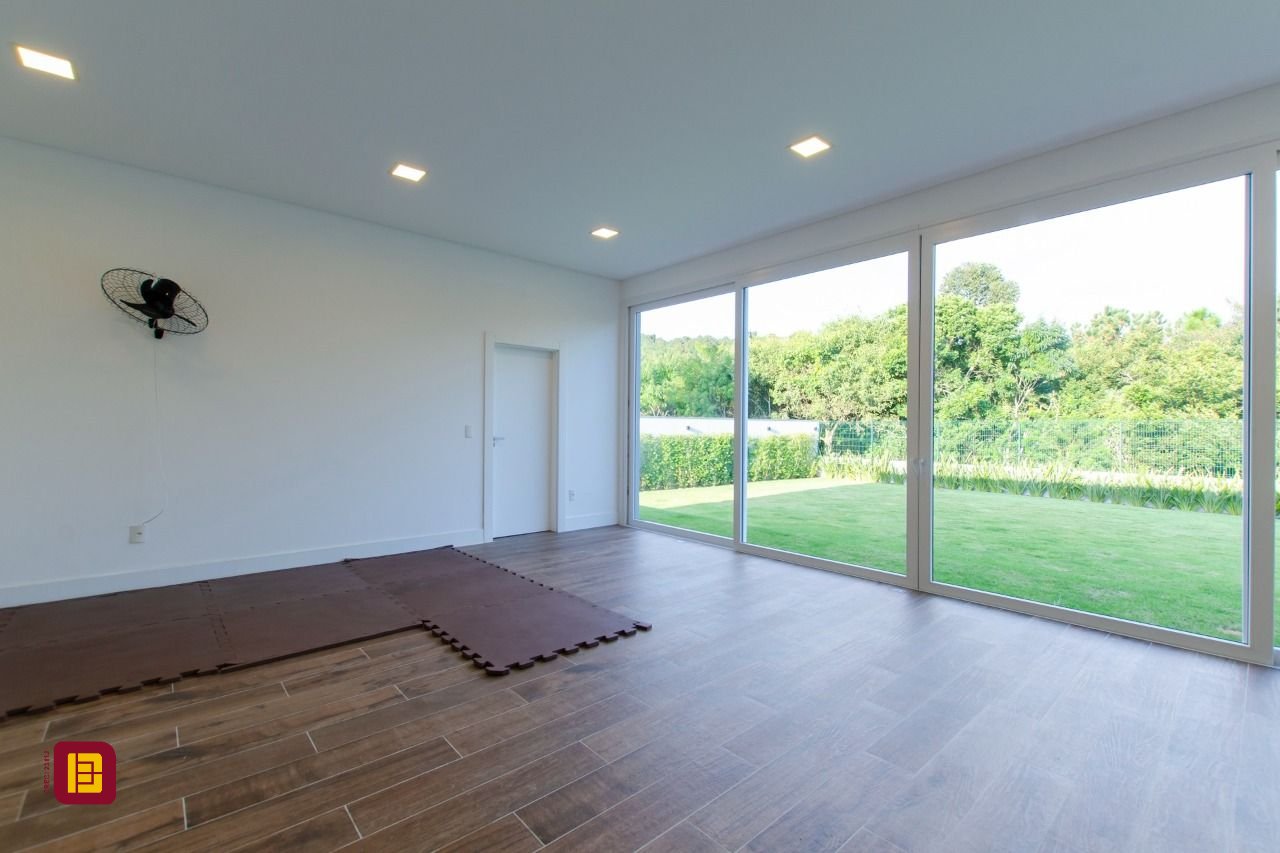 Casa de Condomínio com 942m², 6 quartos (sendo 5 suítes), 4 garagens, no bairro Cacupé em Florianópolis