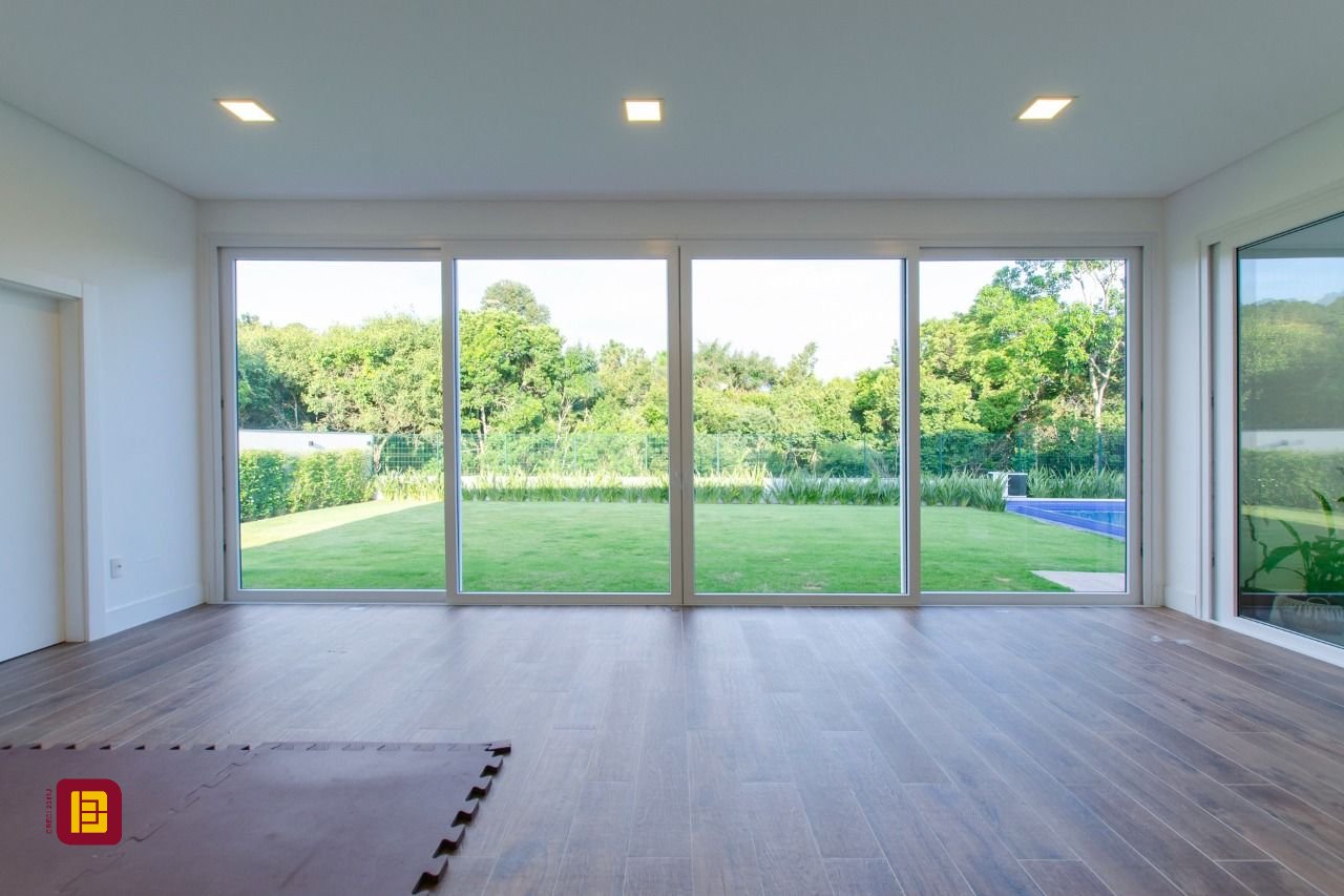 Casa de Condomínio com 942m², 6 quartos (sendo 5 suítes), 4 garagens, no bairro Cacupé em Florianópolis