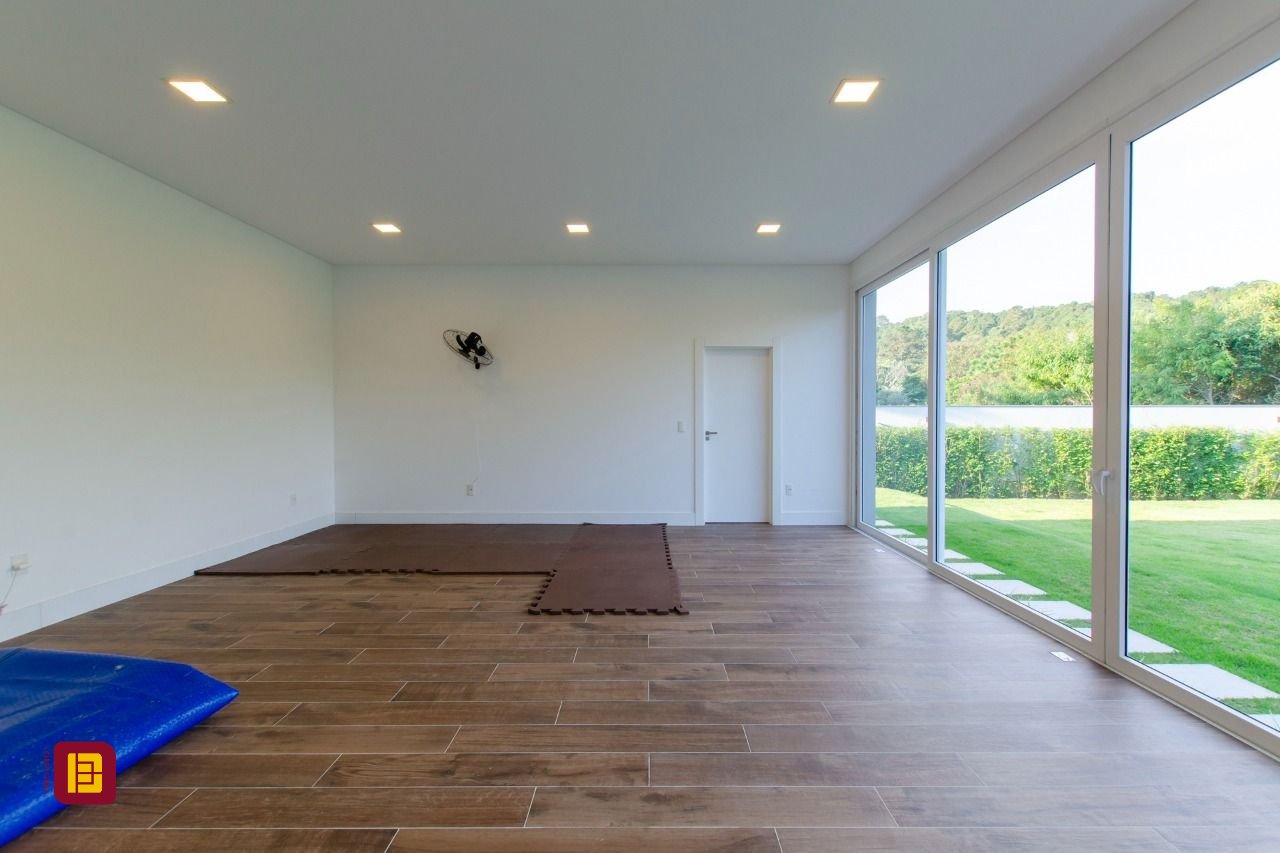 Casa de Condomínio com 942m², 6 quartos (sendo 5 suítes), 4 garagens, no bairro Cacupé em Florianópolis