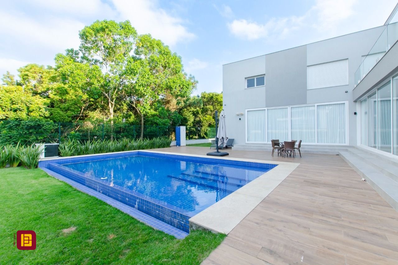 Casa de Condomínio com 942m², 6 quartos (sendo 5 suítes), 4 garagens, no bairro Cacupé em Florianópolis